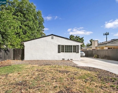 2225 E Myrtle St - Photo Thumbnail 4