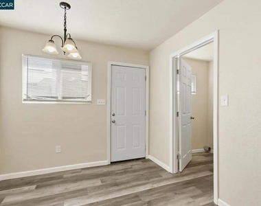 2225 E Myrtle St - Photo Thumbnail 6