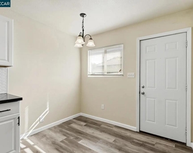 2225 E Myrtle St - Photo Thumbnail 7