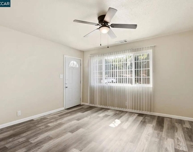 2225 E Myrtle St - Photo Thumbnail 16
