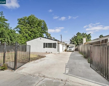 2225 E Myrtle St - Photo Thumbnail 3