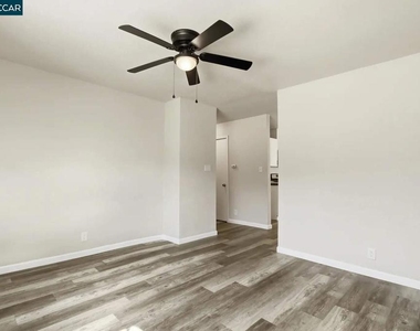 2225 E Myrtle St - Photo Thumbnail 13