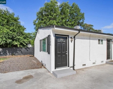 2225 E Myrtle St - Photo Thumbnail 1
