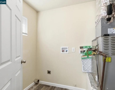 2225 E Myrtle St - Photo Thumbnail 8