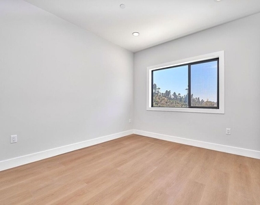 102 Marion Boulevard - Photo Thumbnail 9