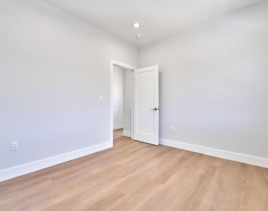 102 Marion Boulevard - Photo Thumbnail 14