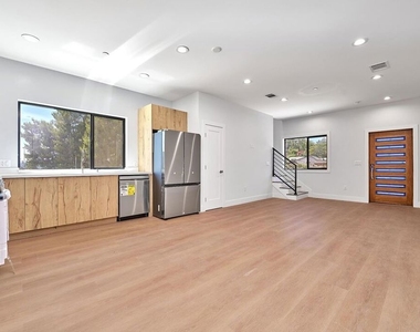 102 Marion Boulevard - Photo Thumbnail 2