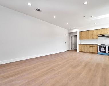 102 Marion Boulevard - Photo Thumbnail 4