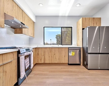 102 Marion Boulevard - Photo Thumbnail 6