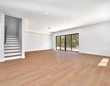 102 Marion Boulevard - Photo Thumbnail 14