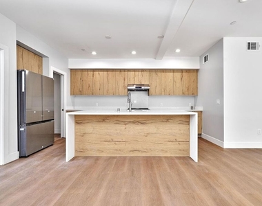 102 Marion Boulevard - Photo Thumbnail 8