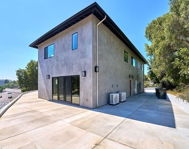 102 Marion Boulevard - Photo Thumbnail 4