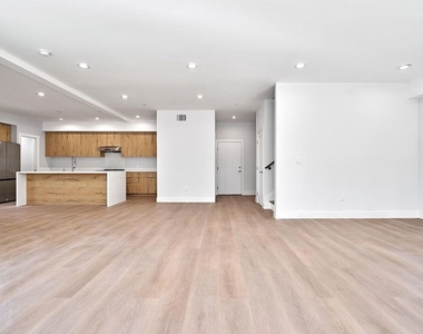 102 Marion Boulevard - Photo Thumbnail 13