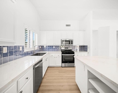 37762 Drexell Drive - Photo Thumbnail 13