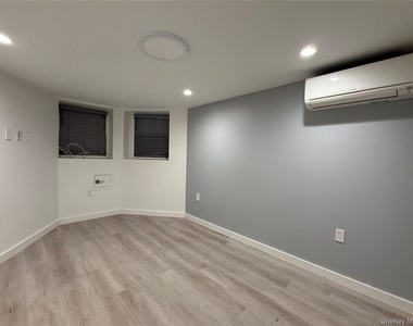 6194 Grove St - Photo Thumbnail 8