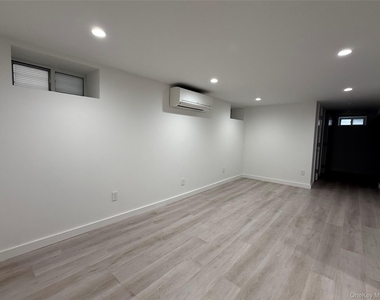 6194 Grove St - Photo Thumbnail 9