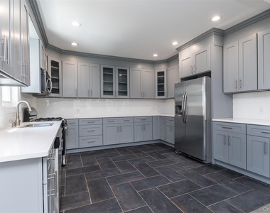 57 Earle Ave - Photo Thumbnail 14
