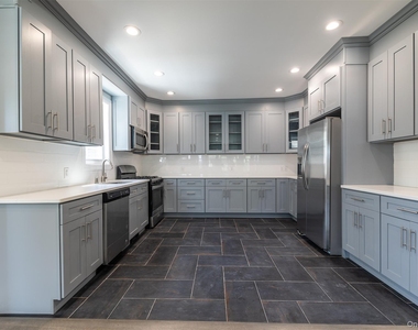 57 Earle Ave - Photo Thumbnail 13
