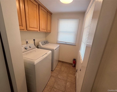 215 Lakewood Street E - Photo Thumbnail 4
