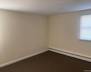 215 Lakewood Street E - Photo Thumbnail 7