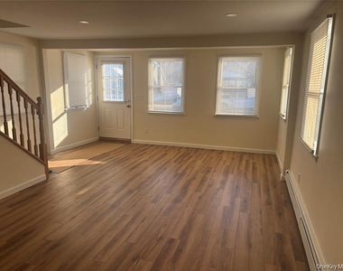 215 Lakewood Street E - Photo Thumbnail 2