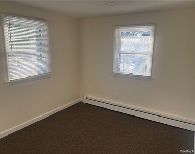 215 Lakewood Street E - Photo Thumbnail 11