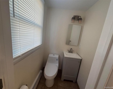 215 Lakewood Street E - Photo Thumbnail 5