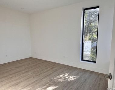 362 W Merrick Road - Photo Thumbnail 5