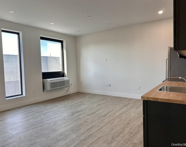 362 W Merrick Road - Photo Thumbnail 3