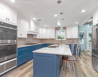 709 Carlyle Street - Photo Thumbnail 12