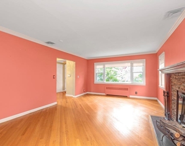 709 Carlyle Street - Photo Thumbnail 5