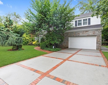 709 Carlyle Street - Photo Thumbnail 1