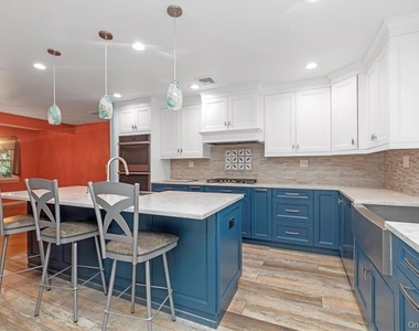 709 Carlyle Street - Photo Thumbnail 11