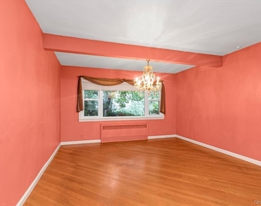 709 Carlyle Street - Photo Thumbnail 2
