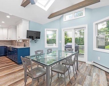 709 Carlyle Street - Photo Thumbnail 8