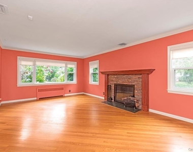709 Carlyle Street - Photo Thumbnail 6