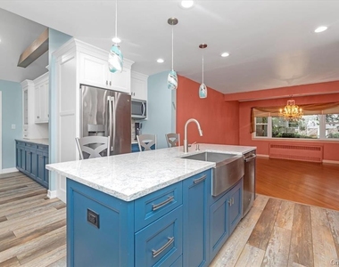 709 Carlyle Street - Photo Thumbnail 10