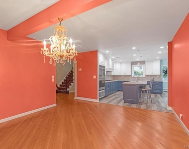 709 Carlyle Street - Photo Thumbnail 3