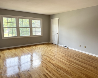 7 Regina Court - Photo Thumbnail 2