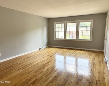7 Regina Court - Photo Thumbnail 3