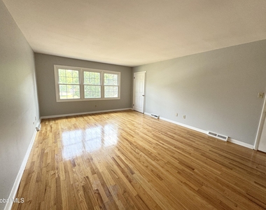 7 Regina Court - Photo Thumbnail 4