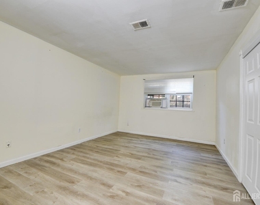 382 College Drive - Photo Thumbnail 8