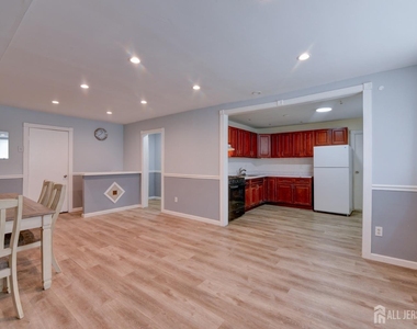 382 College Drive - Photo Thumbnail 3
