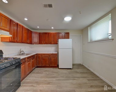 382 College Drive - Photo Thumbnail 5
