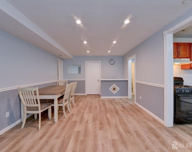 382 College Drive - Photo Thumbnail 2