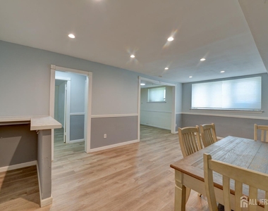 382 College Drive - Photo Thumbnail 4