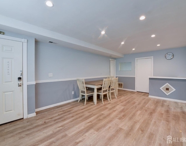 382 College Drive - Photo Thumbnail 1