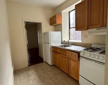 419 W 44th Street - Photo Thumbnail 9