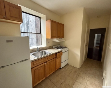 419 W 44th Street - Photo Thumbnail 8