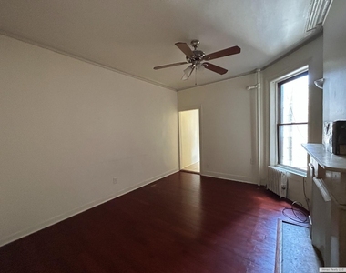 419 W 44th Street - Photo Thumbnail 4